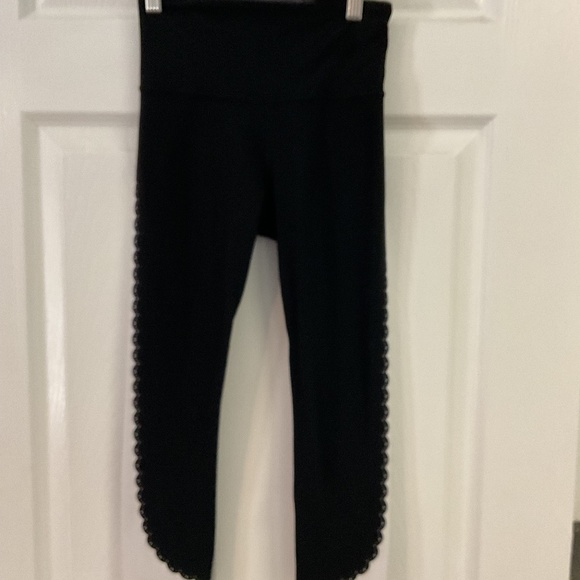 Athleta Elation Scallop Capri leggings XXS - Picture 2 of 6